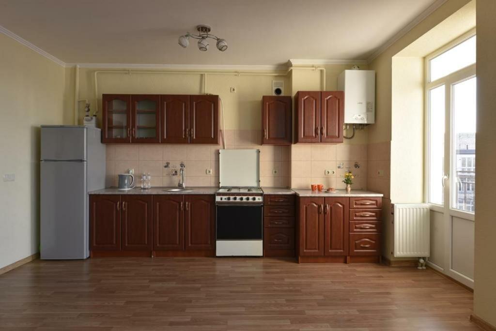 затишна красива квартира-студія в новобудові з балконом Apartment *