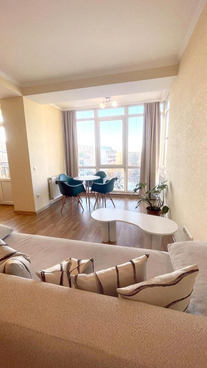 Apartment затишна красива квартира-студія в новобудові з балконом *
